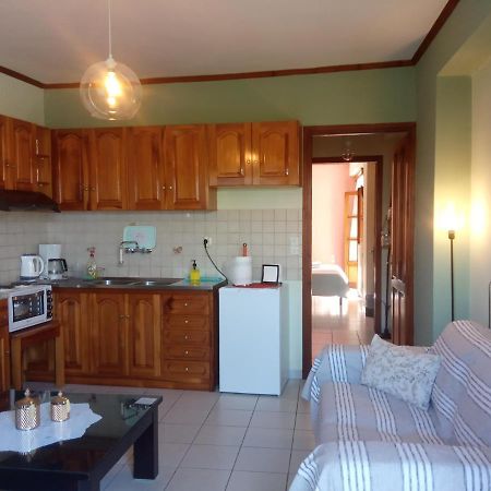 Small Town Apartment Конитса Экстерьер фото